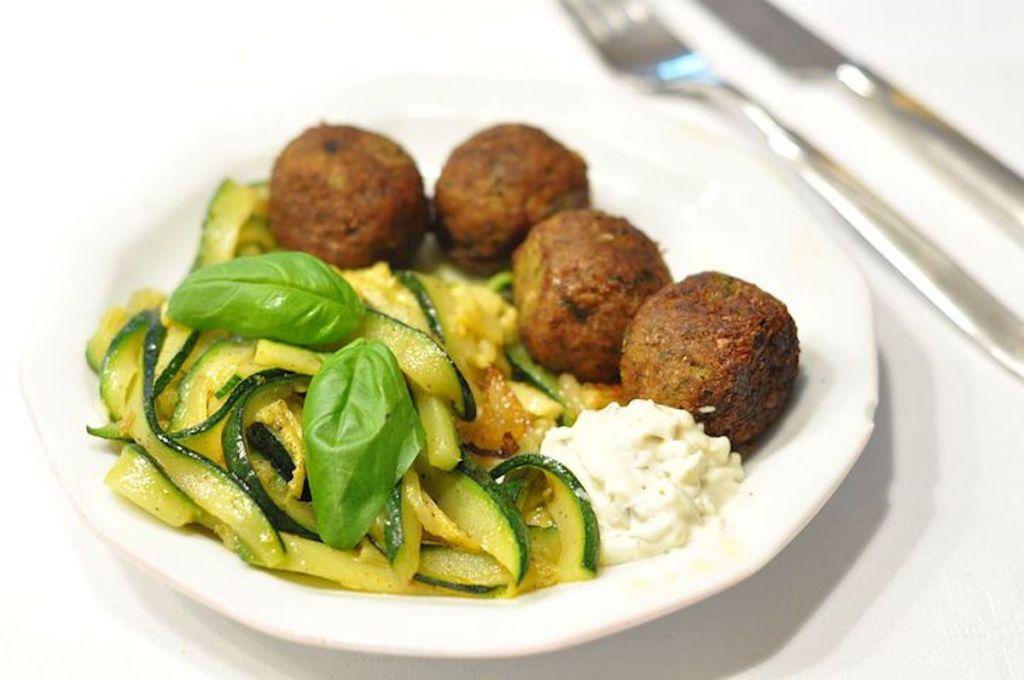 Boulettes de pois-chiches et courgettes à la sauce coco et&nbsp;sésame